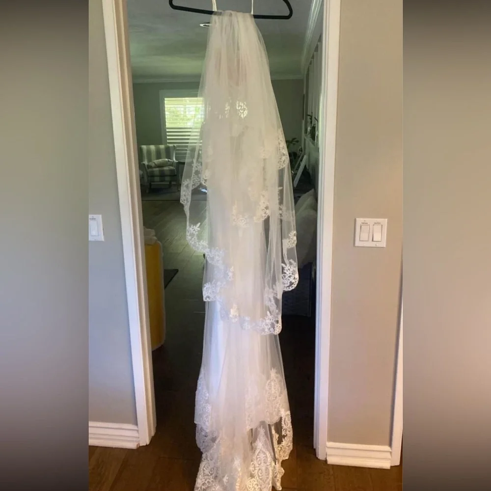 NWOT Never worn wedding dress and veil. Size small. White - Picture 3 of 7